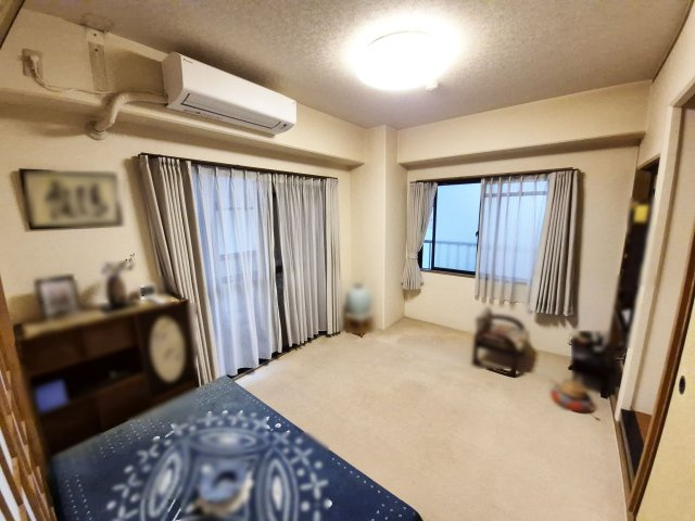 和室約6帖、二面窓につき陽当り良好です