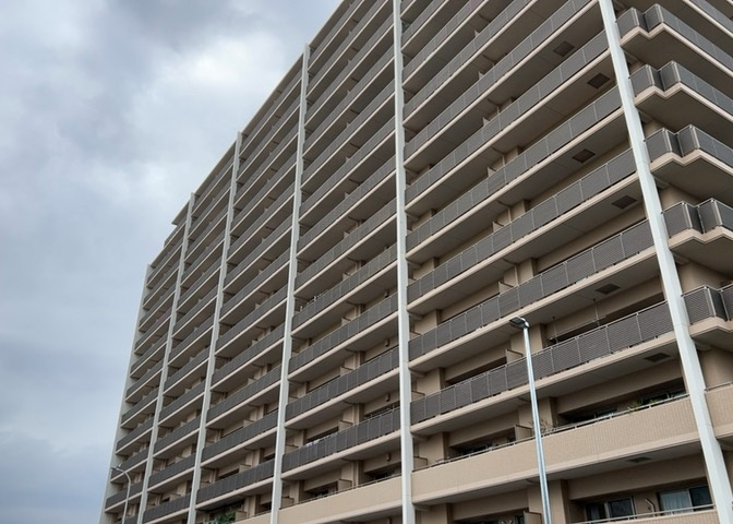 ＲＣ造、Reinforced　Concreteは直訳すると補強されたコンクリートです。主に柱や梁・床・壁が鉄筋とコンクリートで構成おり、鉄筋を組んだ型枠にコンクリートを流し込んで固めたものを指します。
