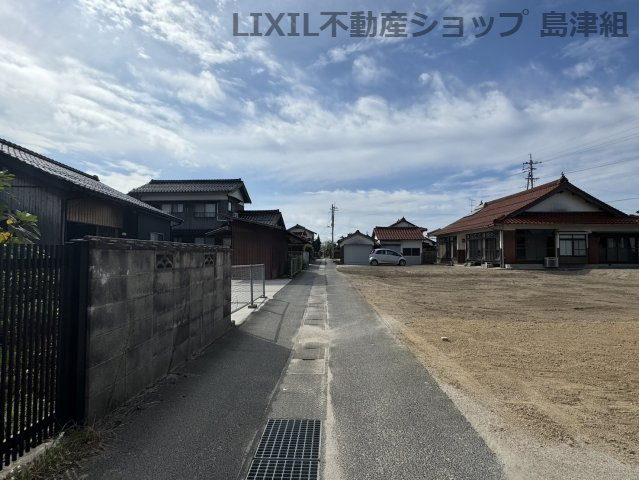 2項道路ですが普通車でも余裕をもって通行できます。　敷地も広く駐車スペースのプランも楽々♪