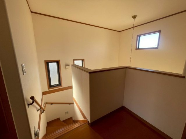 手すり付きで上り下りしやすい安全設計