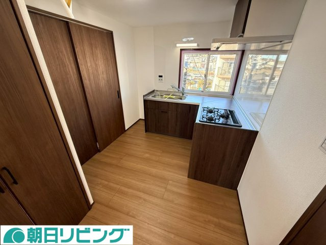 キッチン前に窓あり明るく換気も安心です