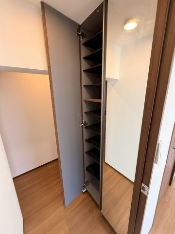 玄関には姿見付きのトールタイプのシューズボックス