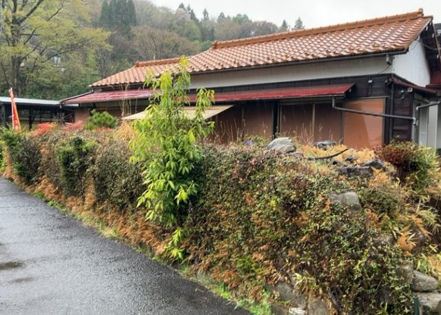 土地の形が極端に長細かったり、狭小地、あるいは道路との高低差がある傾斜地だった場合、後々売ろうとしても買い手がつかない場合もあります。後々、売却することになった時に価値の下がらない土地を選びましょう。