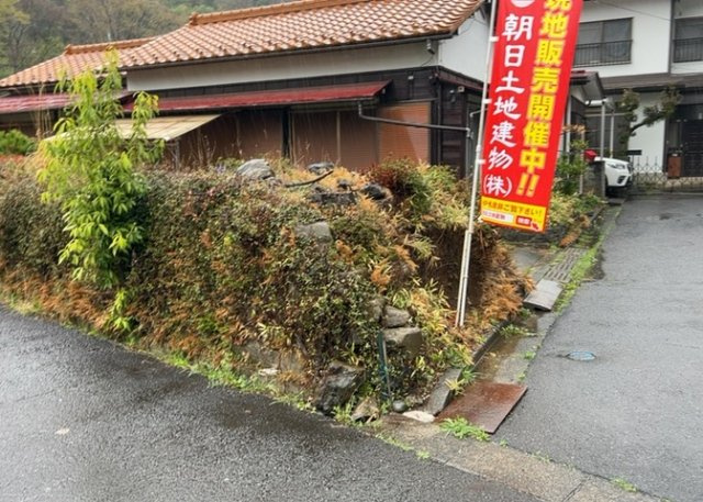 土地の面積＝住宅面積ではありません。建ぺい率の問題などで、土地のある場所によって住宅を建てられる面積は限られています。高さもしかり、「土地」という言葉の中には、建築条件も含まれると考えておきましょう。
