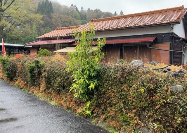 家を建てる場合、方位は要チェックです。現実的に日当たりのよい家ならばリビングは南側、建築基準法でも北側に当たる家への配慮は求められています。土地を見学に行く際は、方位磁針を持って行くようにしましょう。