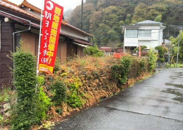 土地の前の道路に消火栓が設置されていることがあります。この場合、道路交通法第45条第1項により、駐車禁止の場所が指定されています。そのため、車庫などの駐車スペースをつくることができない場合があります。