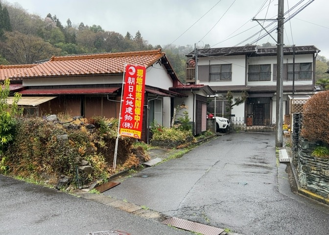 現地に行くなら、物件の周囲の地形がどうなっているかを見ることも大切です。周辺より低くなっている土地では、大雨などで水が集まりやすいため、地盤が弱くなっているということも考えられるため、注意が必要です。