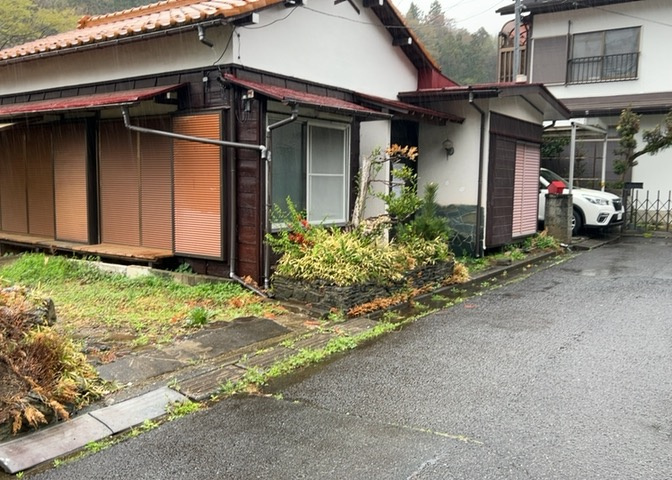 隣家の土地はどうなっているのか、生活利便施設が近くにあるのか、学校まで近いかなど、お客様のライフスタイルにあわせたイメージが重要です。また、近くにあると困る施設が近くにないかも確認するといいでしょう。