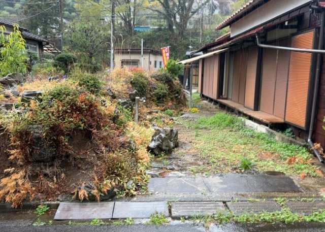 土地購入を検討されている場合、境界杭がない状態で購入してしまうと境界確定測量をする必要があり、費用がかかります。購入の前に、売主、隣土地所有者立ち合いのもと境界を確定し境界杭を設置するのがベストです。