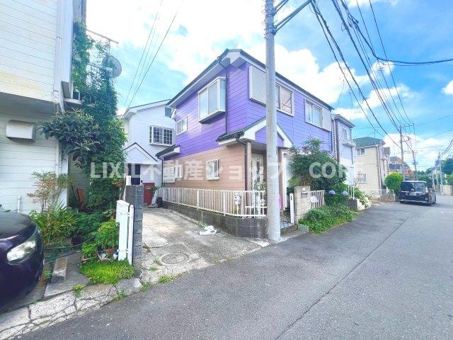 前面道路は閑静な住宅地をはしる車通りの少ない道路。お車の出し入れが苦手なママや小さなお子様にも安心。