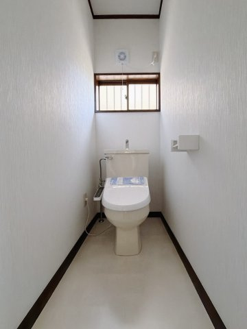 ■トイレ｜白を基調とした清潔感溢れるトイレになっています。トイレには窓がついていますので常に換気をすることができ清潔を保てます。