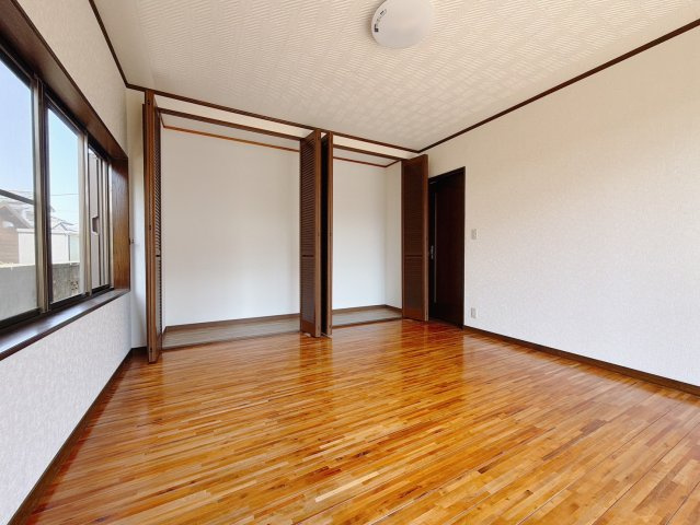 ■洋室｜お子様の一人部屋にピッタリな洋室。木のぬくもりを感じるフローリングは、天然木の味わいが時とともに深みを増していきます。また、傷にも強く、フリーワックスでお手入れもラクラクです♪