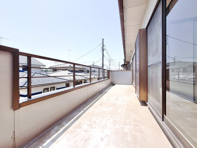 ■バルコニー｜バルコニーから入る日差しは暖かく、爽快な朝の目覚めを促してくれます♪洗濯物やお布団を干して太陽の香りを吸い込んだお布団で夜はおやすみください。