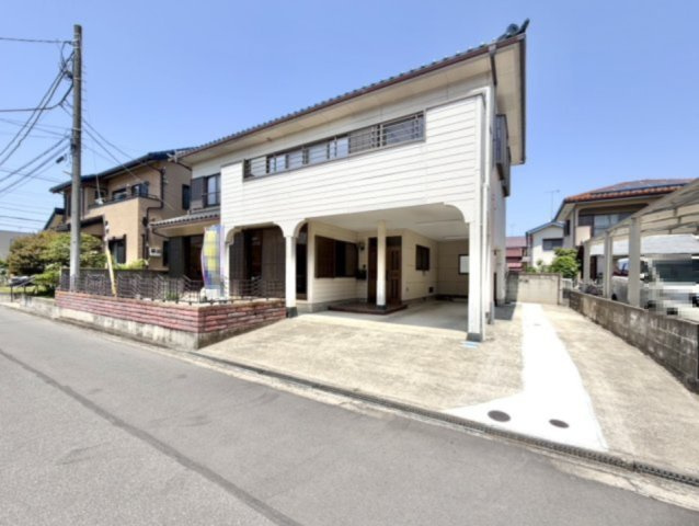 ■外観｜道路幅にゆとりがあることで駐車もしやすく、来客時や複数台利用の際にもストレスを感じにくいのが魅力の一つです♪
