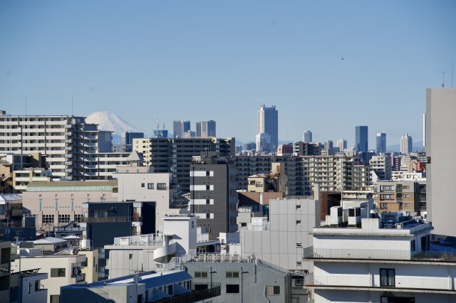 寝室の窓からは富士山も望むこともできます。朝は柔らかな光とともに目覚め、夜は静かな夜景を眺めながら一日の疲れを癒せます。プライベートな空間から常に開放的な景色を楽しめる、ゆとりある住環境です。