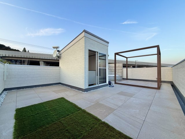 広々とした屋上スペースは、BBQするのも良し！タープとスクリーンを張れば、外でシアタールームを作ることができます。まさに憧れの空間です。