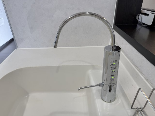 キッチンには浄水器が備え付けられています。