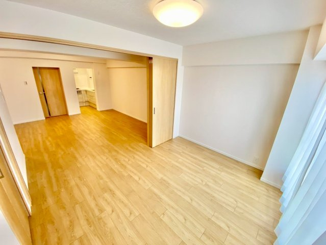 洋室6帖　引き戸で仕切って個室としても、開けて開放的にも使える間取りです。