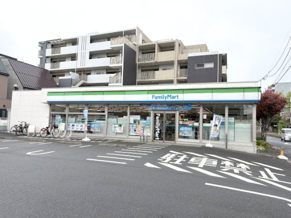 ファミリーマート　西新井三丁目店　徒歩約1分