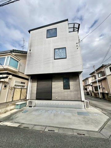 南西・北西角地で陽当り良好！全居室6帖以上・全室2面採光・全居室に収納がある4LDK！視線が気になりにくく、採光も取りやすい2階リビングです！平方小学校まで徒歩約7分(550ｍ)、お子様の通学に安心！