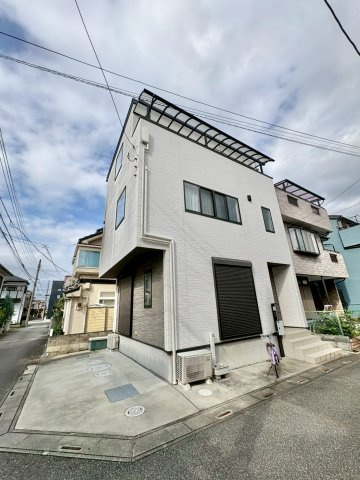 南西・北西角地で陽当り良好！全居室6帖以上・全室2面採光・全居室に収納がある4LDK！視線が気になりにくく、採光も取りやすい2階リビングです！平方小学校まで徒歩約7分(550ｍ)、お子様の通学に安心！