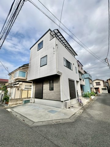 南西・北西角地で陽当り良好！全居室6帖以上・全室2面採光・全居室に収納がある4LDK！視線が気になりにくく、採光も取りやすい2階リビングです！平方小学校まで徒歩約7分(550ｍ)、お子様の通学に安心！