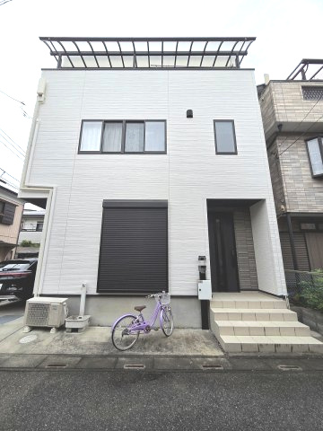 南西・北西角地で陽当り良好！全居室6帖以上・全室2面採光・全居室に収納がある4LDK！視線が気になりにくく、採光も取りやすい2階リビングです！平方小学校まで徒歩約7分(550ｍ)、お子様の通学に安心！