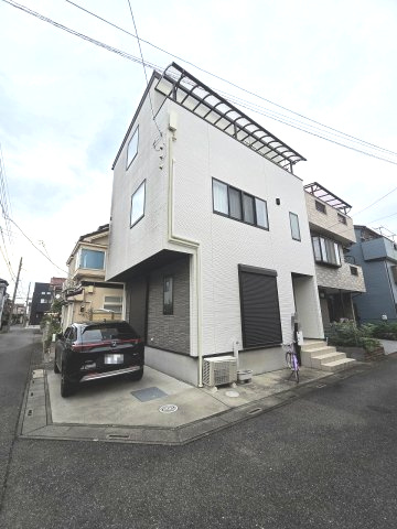 南西・北西角地で陽当り良好！全居室6帖以上・全室2面採光・全居室に収納がある4LDK！視線が気になりにくく、採光も取りやすい2階リビングです！平方小学校まで徒歩約7分(550ｍ)、お子様の通学に安心！