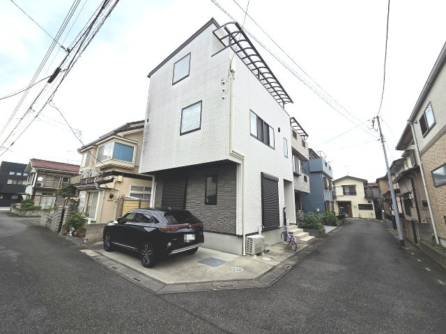 南西・北西角地で陽当り良好！全居室6帖以上・全室2面採光・全居室に収納がある4LDK！視線が気になりにくく、採光も取りやすい2階リビングです！平方小学校まで徒歩約7分(550ｍ)、お子様の通学に安心！