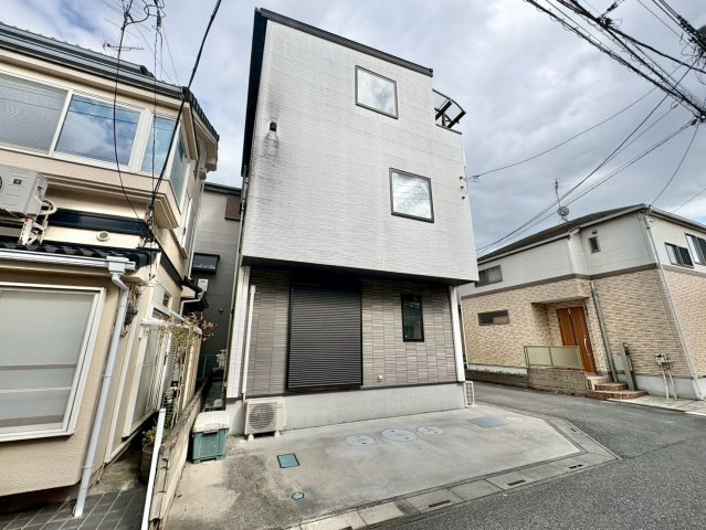 南西・北西角地で陽当り良好！全居室6帖以上・全室2面採光・全居室に収納がある4LDK！視線が気になりにくく、採光も取りやすい2階リビングです！平方小学校まで徒歩約7分(550ｍ)、お子様の通学に安心！
