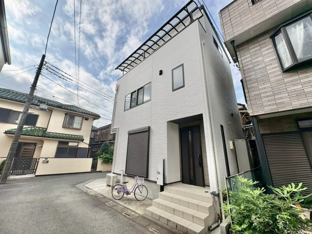 南西・北西角地で陽当り良好！全居室6帖以上・全室2面採光・全居室に収納がある4LDK！視線が気になりにくく、採光も取りやすい2階リビングです！平方小学校まで徒歩約7分(550ｍ)、お子様の通学に安心！