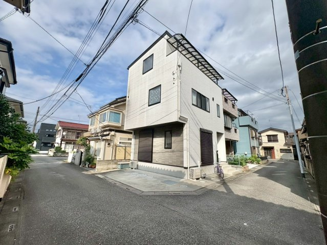 南西・北西角地で陽当り良好！全居室6帖以上・全室2面採光・全居室に収納がある4LDK！視線が気になりにくく、採光も取りやすい2階リビングです！平方小学校まで徒歩約7分(550ｍ)、お子様の通学に安心！