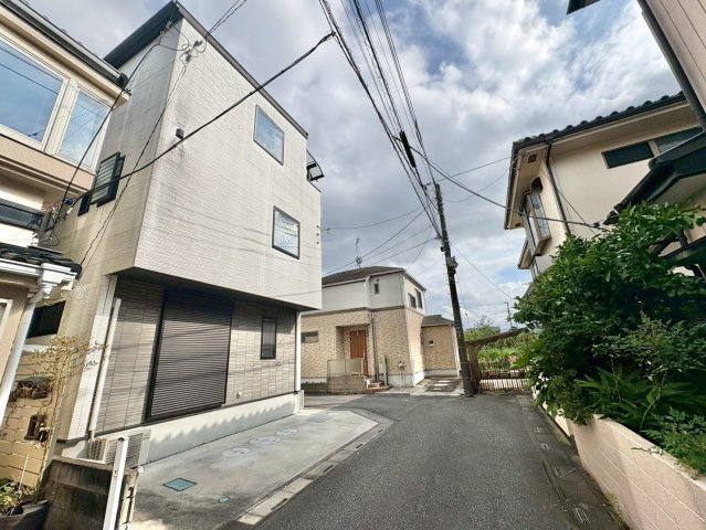 南西・北西角地で陽当り良好！全居室6帖以上・全室2面採光・全居室に収納がある4LDK！視線が気になりにくく、採光も取りやすい2階リビングです！平方小学校まで徒歩約7分(550ｍ)、お子様の通学に安心！