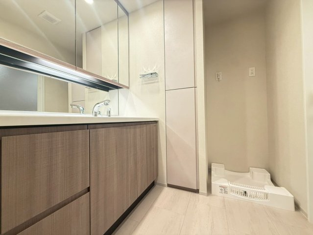 【独立洗面台】三面鏡裏収納や、下部にも収納スペースありで洗面台を綺麗に保てます☆