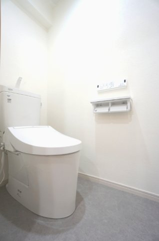 【新品】トイレ本体、温水洗浄便座交換済み♪壁付けリモコンタイプでお掃除らくらく♪