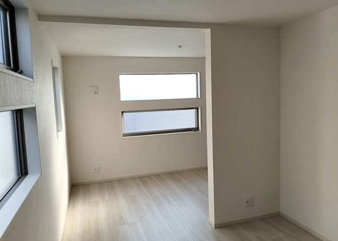 寝室でゆっくりと過ごすためにはベッド周りの適度な空間を担保することや窓の位置、照明の明るさ、寝室の広さなどを考える必要があります。自身や家族の構成とライフスタイルに併せて寝室にする部屋を選びましょう！