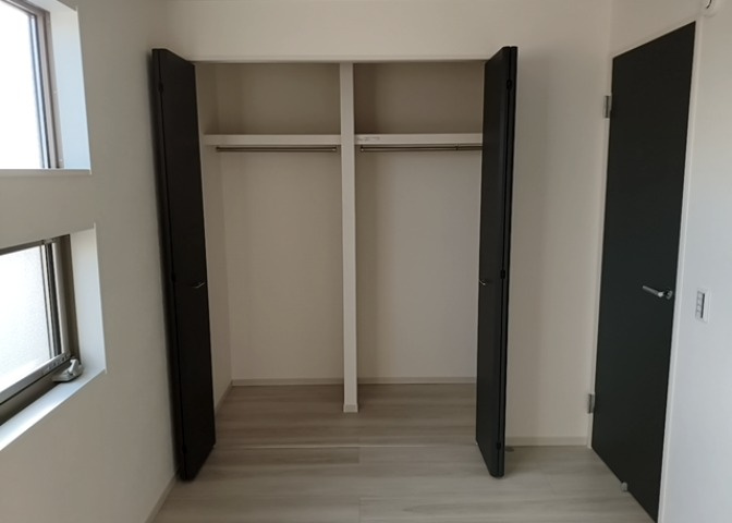 デザイン性を重視しすぎて収納が少なかった！なんてことにならないため、事前に現地で収納の数を確認しておくことをお勧めします。クローゼット以外にも床下収納や屋根裏収納、パントリーなどもチェックしましょう。