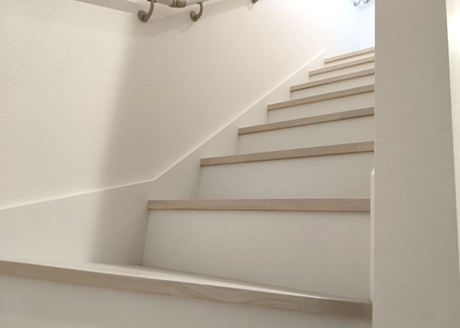 建物の上下階の通路である階段は、その位置によって動線や室内の印象が大きく左右されます。手摺にも重要な役割があり、転倒の防止・歩行や動作を円滑にして日常生活を支えることを主な目的として設置されています。