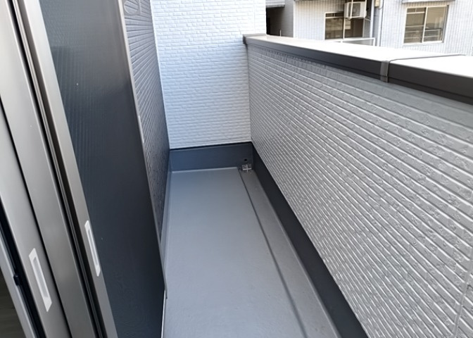 バルコニーは、室外の専用スペースのうち、「屋根がなく開放された空間」であるものを指します。ベランダより広いタイプのものが多く、日当たりもよいため家庭菜園などを楽しみたい人にとって適した環境となります。