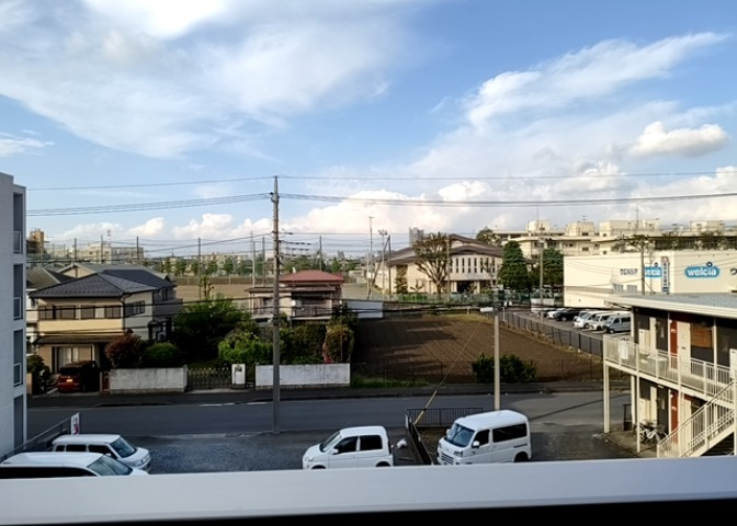 眺望を気にして物件を探す場合、前面に建物が建っていないか現地で確認しましょう！前面に建物があると景色はもちろん、日当たりや風通しにも影響が出てきます。住んだ時のことを想像しながら現地見学をしましょう。