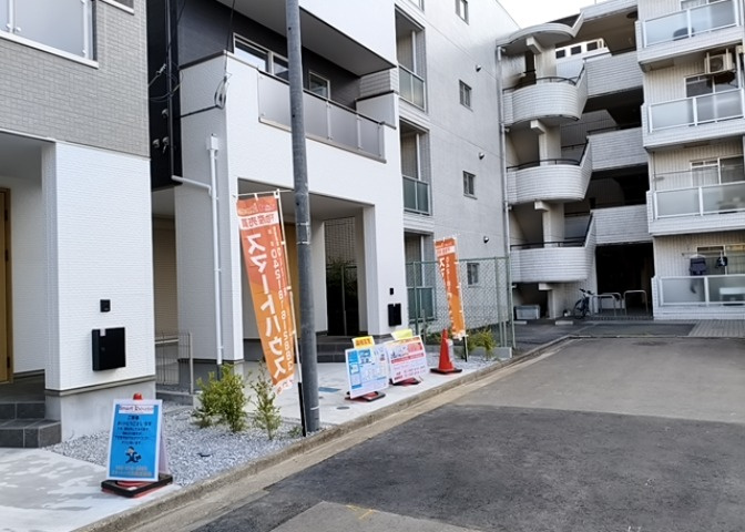 住宅用の土地では前面道路に2m以上接していなければならないと法律で定められています。しかし、お持ちの車のサイズやライフスタイルなどにより、2mでは利便が悪い場合もございますので、事前に確認しましょう。