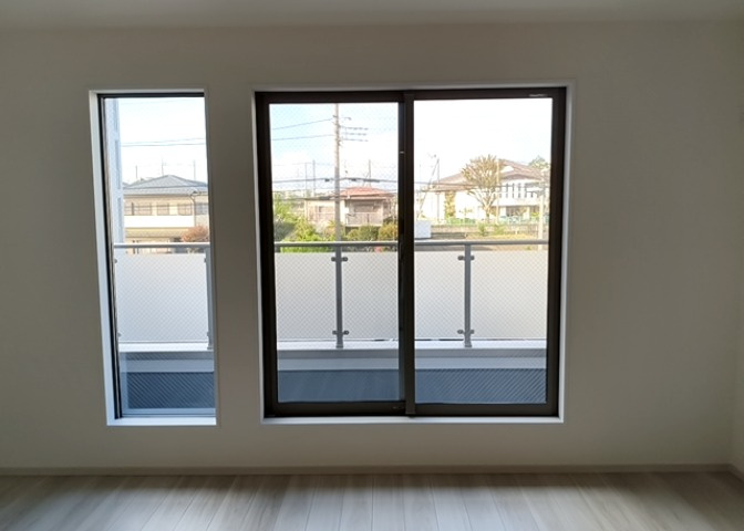 サッシとは、ガラス窓に使用される金属製の窓枠のことです。一般的に住宅建築では、金属製建具工事の段階で備え付けるもので、ガラス類や玄関、バスルームのスチール製のドアなどと同じタイミングで工事を行います。