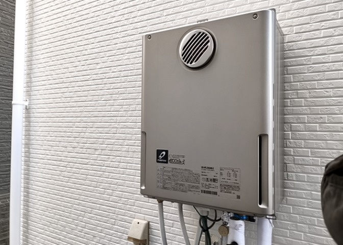 省エネ給湯器とは従来型の給湯器より熱効率が高く、少ない燃料でたくさんのお湯を沸かすことが出来る高効率な給湯器のことを指します。また、省エネ給湯器には種類があり、利便性や効果なども様々です。