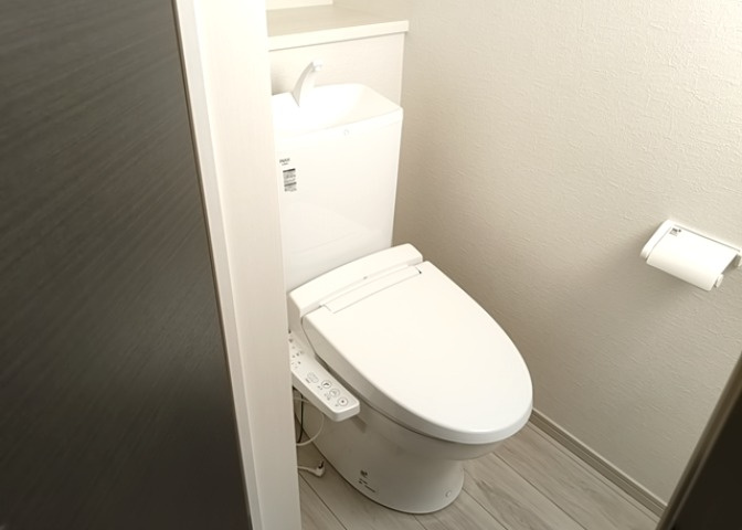 トイレは大きさや形、機能、抗菌性などが異なる多種多彩なタイプが各メーカーから出ています。それぞれに良さがあるため、事前にどういったタイプのトイレがいいのかをご家庭内で決めて、内見に行くといいでしょう。