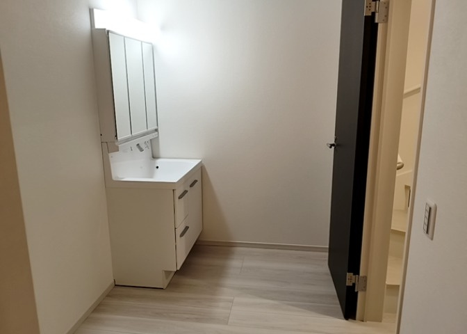 多くの戸建て住宅で見かける洗面脱衣所は、洗面台と洗濯機が2畳ほどのスペースに並べられていて、洗面所が脱衣所を兼ね備えている間取りが一般的です。お客様が利用することもある、パブリックな空間でもあります。