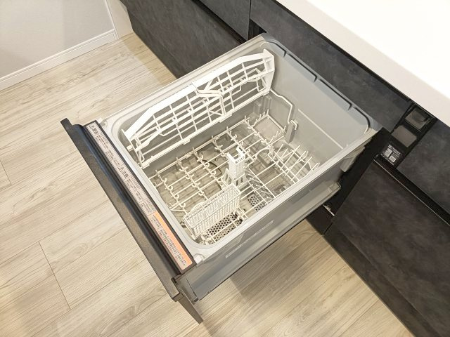 【食洗器】　手肌に優しく、家事の時短にもなる食洗機を完備。