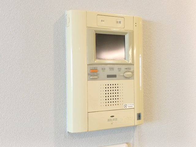 【TVモニター付きインターフォン】　訪問者の顔を見ることができるので、安心してドアを開けられます。
