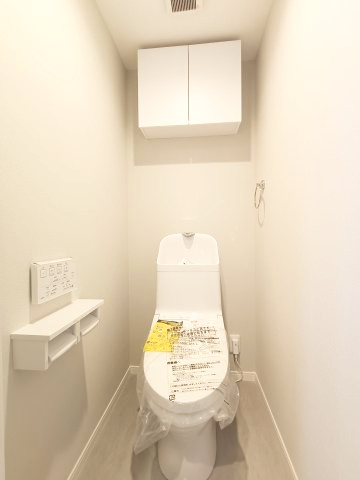 【トイレ】　洗浄機能付きトイレ。上部には収納付で、トイレットペーパー等、買い置きもしやすそうです。