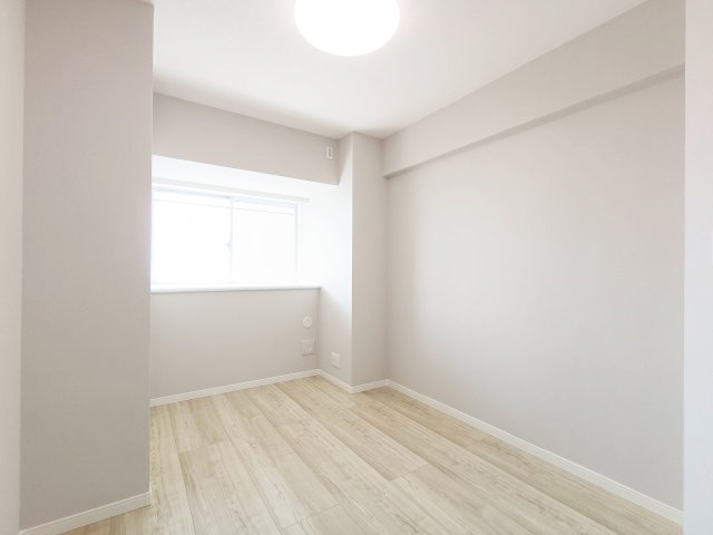 【洋室約5.4帖】　収納力がたっぷりのこちらのお部屋は主寝室向き。出かける準備や大切なお荷物を保管したりと便利にお使いいただけます。