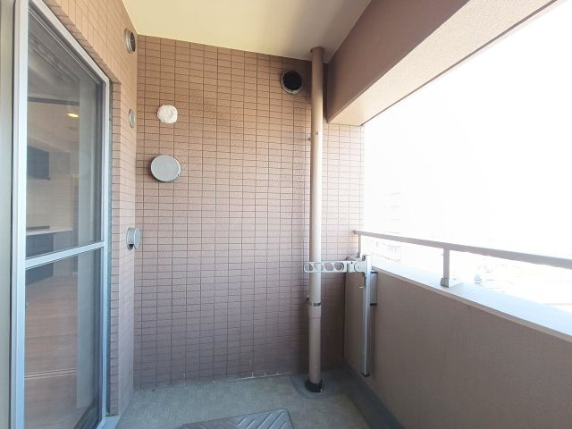 【バルコニー】　南東向きバルコニー。朝日をしっかり浴びることができます。